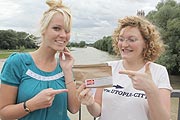 Mitarbeiter von Utopia verteilten kostenlose Seedballs auf der Münchner Reichenbachbrücke (©Foto: Martin Schmitz)